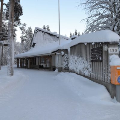 Rakennus lumisen metsän keskellä. /  A building in the middle of a snowy forest. Kuva: Minna Koramo.