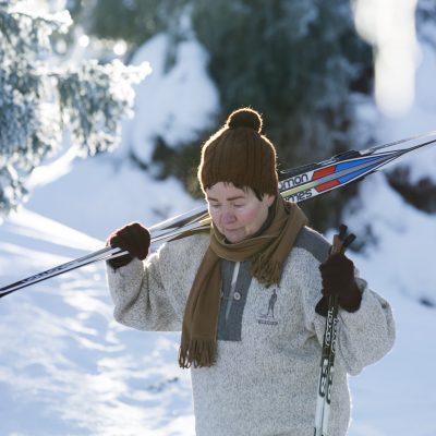 nainen menossa hiihtämään Sallan erämaassa