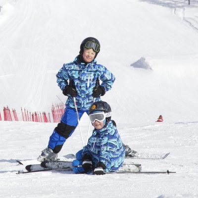 Iloisia lapsia hiihtokoulussa Sallassa.