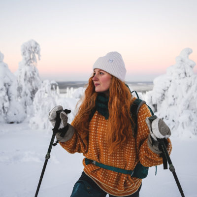 Lumikenkäilijä ihailee tunturin talvisia maisemia Sallassa Lapissa.