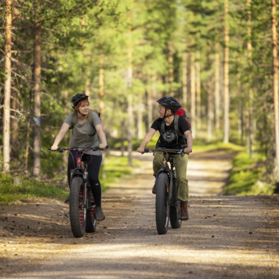 Women on a efatbike ride in the nature_Harri Tarvainen